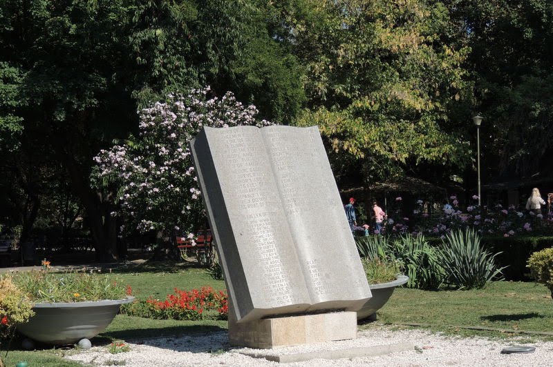 Monumentul Eroilor Americani din Parcul Cişmigiu.